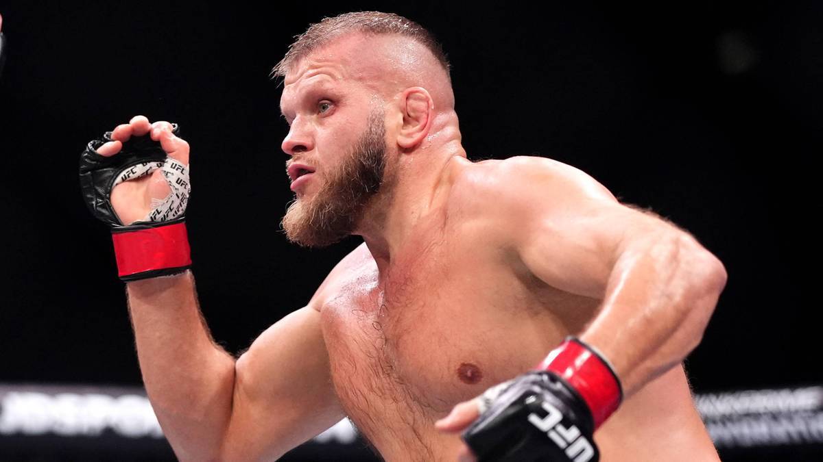 Marcin Tybura w pozycji bojowej w oktagonie UFC