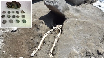 Pod szkieletem mężczyzny w Pompejach znaleziono woreczek z monetami. "Ani biedny, ani bogaty"