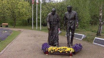 Gdańsk: dewastacja pomnika Jana Pawła II i Ronalda Reagana. Policja szuka sprawców