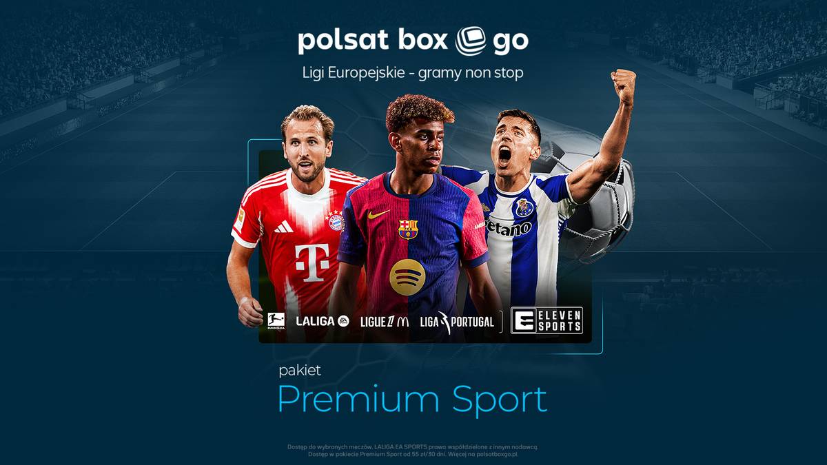Trzech piłkarzy w strojach sportowych na tle stadionu, z logo Polsat Box Go i hasłem reklamującym pakiet Premium Sport.