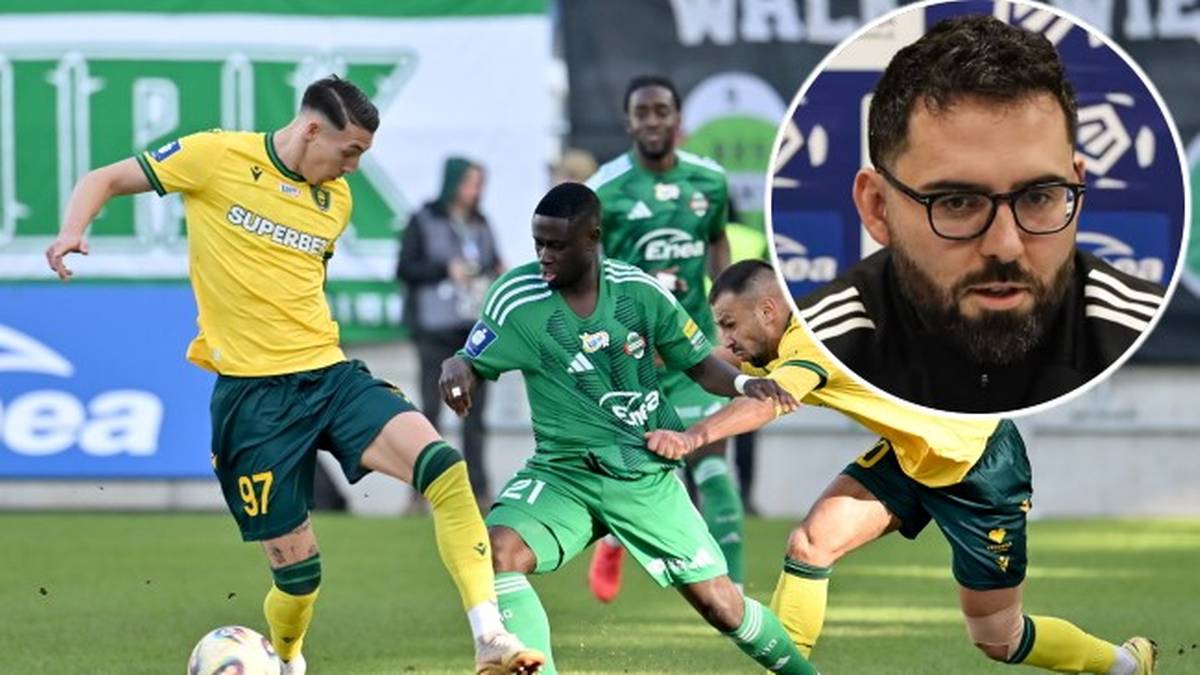 Trzech piłkarzy w akcji na boisku, jeden z nich próbuje odebrać piłkę dwóm przeciwnikom. W prawym górnym rogu zdjęcie portretowe mężczyzny w okularach.