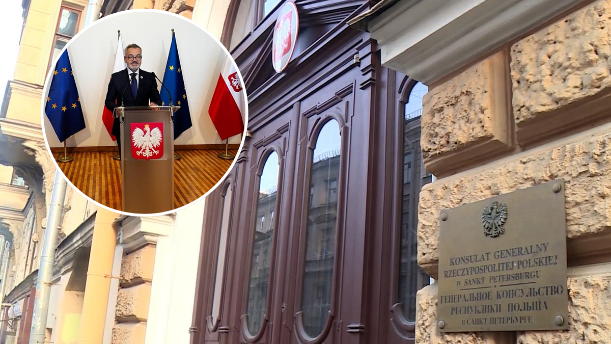 Budynek Konsulatu Generalnego RP w Petersburgu z tablicą informacyjną, w lewym górnym rogu zdjęcie mężczyzny przemawiającego na konferencji prasowej.