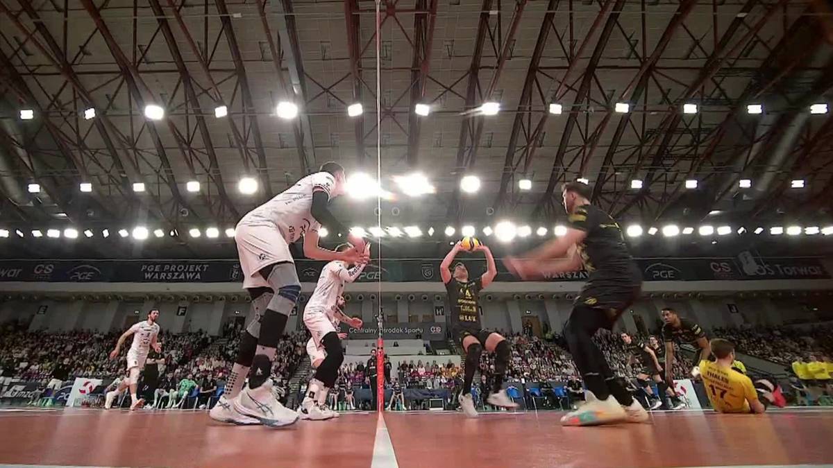 Siatkarze PGE Projekt Warszawa i Bogdanki LUK Lublin podczas akcji meczowej w hali sportowej.