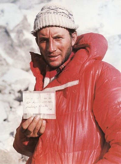 Leszek Cichy prezentuje notatkę, którą w 1979 Ray Genet zostawił na wierzchołku Mount Everest