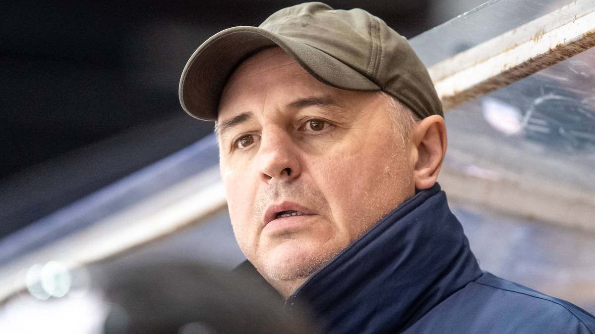 Portret mężczyzny w czapce baseballowej koloru khaki i granatowej kurtce.