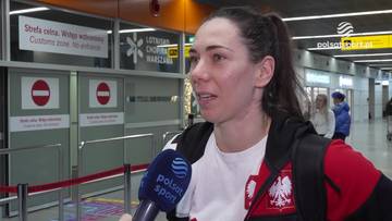 Portret Moniki Kobylińskiej, zawodniczki w biało-czerwonym stroju, trzymającej mikrofon "Polsat Sport" i m&oacute;wiącej do kamery w tle lotniska.