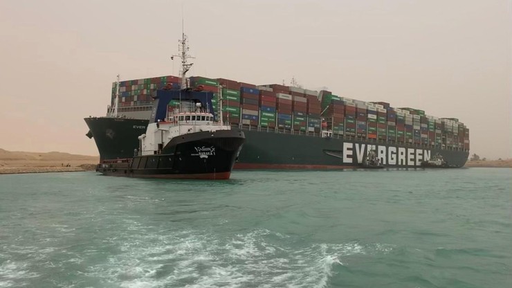 Zablokowany ruch na Kanale Sueskim. Ogromny kontenerowiec obrócił się bokiem i utknął