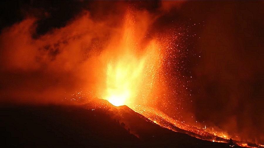 Erupcja wulkanu Cumbre Vieja na Wyspach Kanaryjskich. Fot. Facebook / ATHOS Centro Astronómico La Palma.