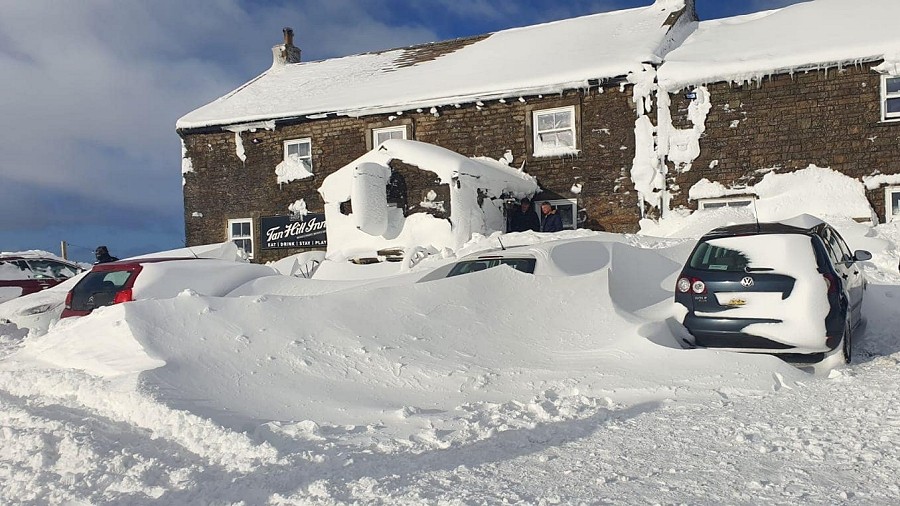Zasypany śniegiem i odcięty od świata pub The Tan Hill Inn w Szkocji. Fot. Facebook / The Tan Hill Inn.
