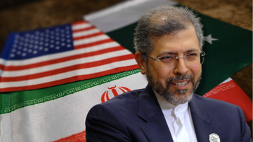 Portret irańskiego dyplomaty Saida Chatibzade na tle flag Stan&oacute;w Zjednoczonych, Iranu i Pakistanu.