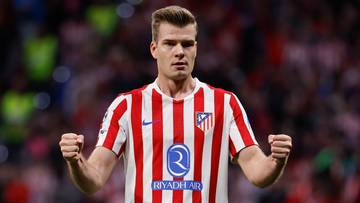 Piłkarz Atletico Madryt Alexander Sorloth w czerwono-białym pasiatym stroju, z zaciśniętymi pięściami.