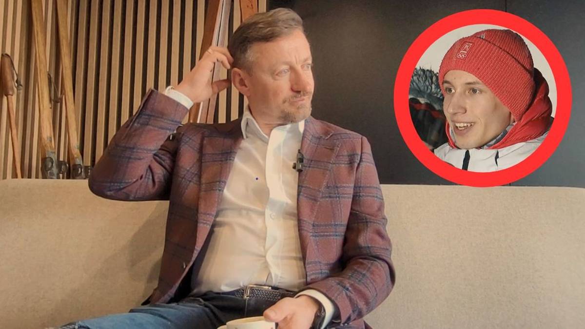 Adam Małysz siedzi na kanapie, rozmawiając. Obok niego, w okręgu, znajduje się zdjęcie Kacpra Tomasiaka w czapce narciarskiej.