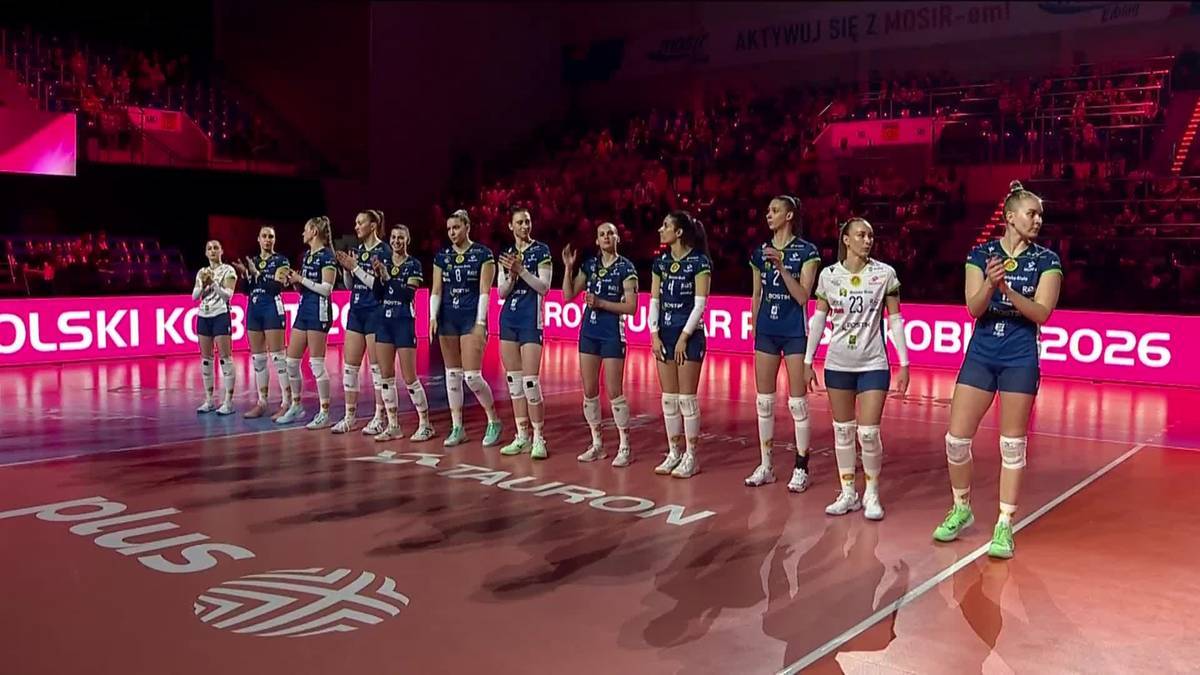 Drużyny siatkarek PGE Budowlani Ł&oacute;dź i BKS Bostik ZGO Bielsko-Biała stoją w rzędzie na boisku siatkarskim przed finałem TAURON Pucharu Polski.