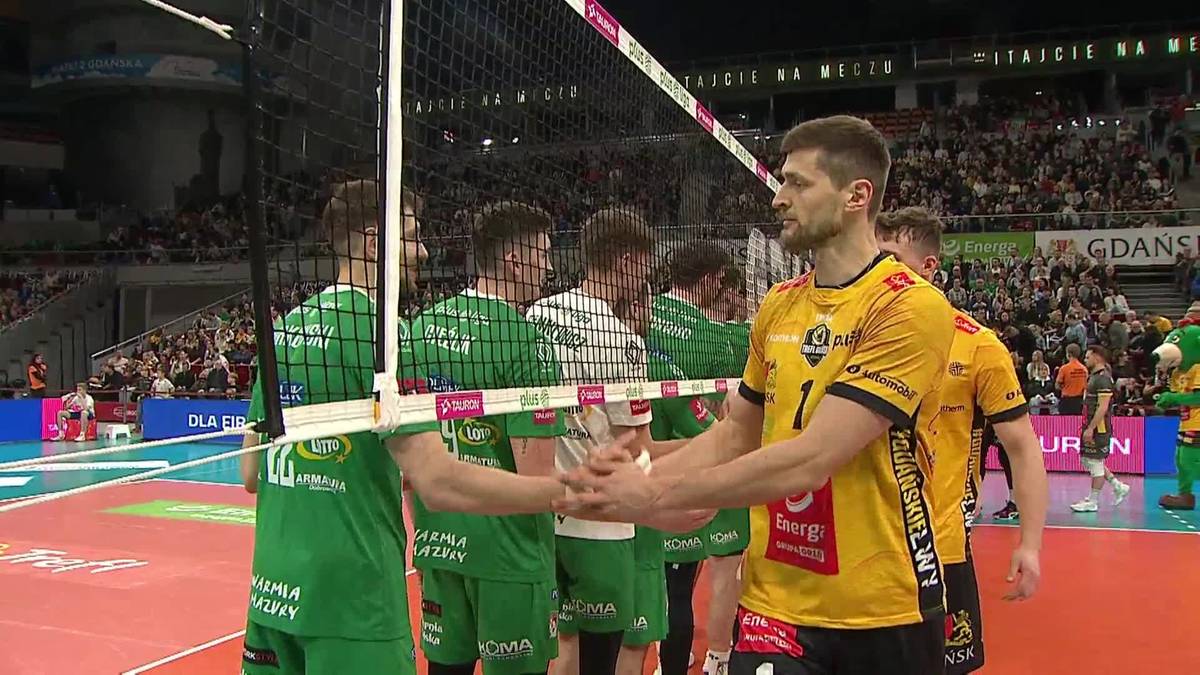 Siatkarze drużyny w ż&oacute;łtych koszulkach podają sobie ręce z siatkarzami w zielonych koszulkach po zakończonym meczu siatk&oacute;wki.