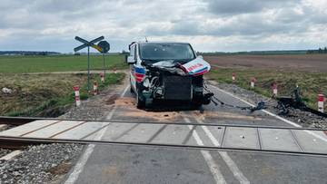 Wypadek na przejeździe kolejowym na Mazowszu. Karetka z pacjentami wjechała pod szynobus
