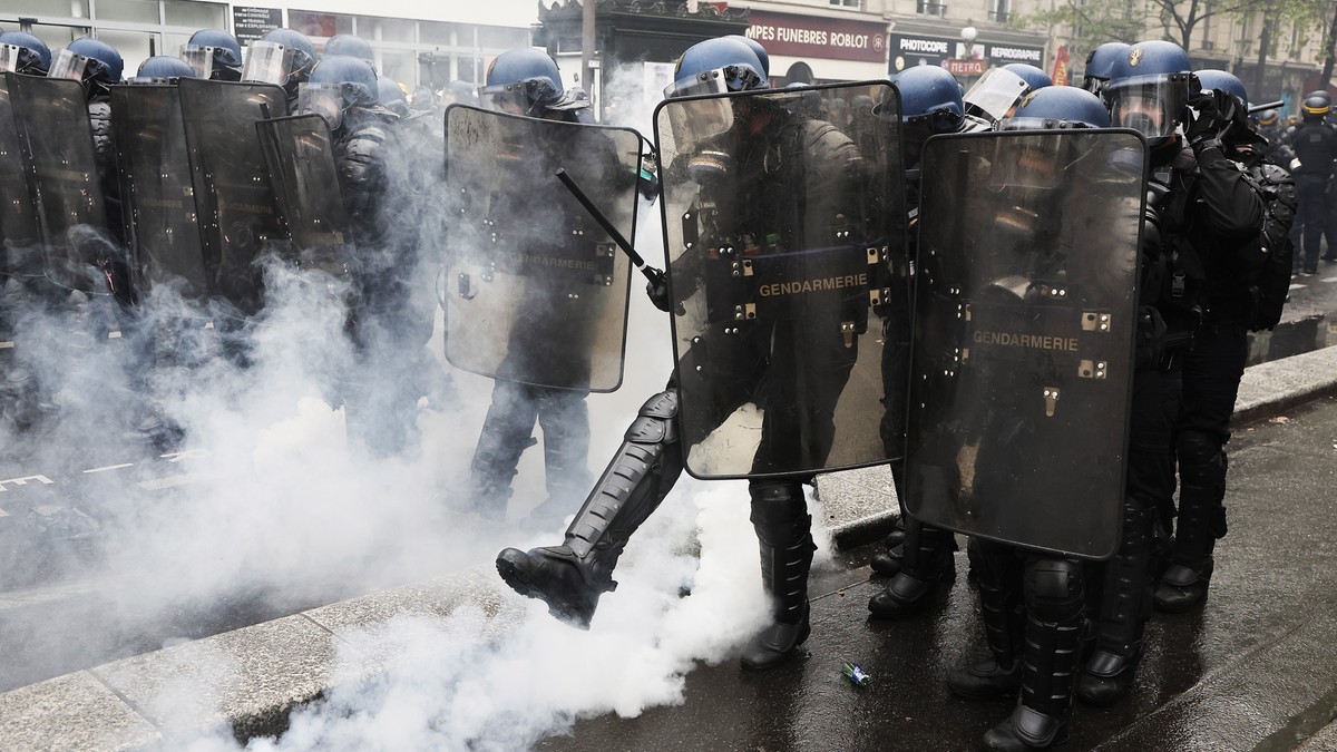 France : Manifestations contre la réforme des retraites.  108 policiers blessés dont un brûlé au visage