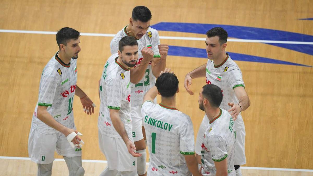 Sześciu siatkarzy w białych strojach z zielonymi elementami świętuje zwycięstwo na boisku.