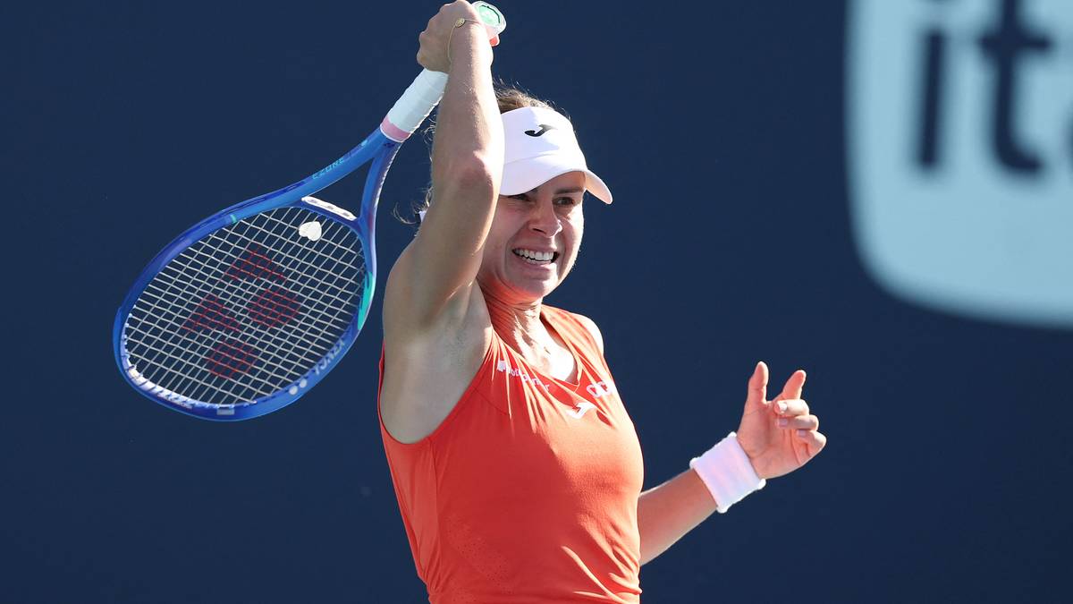 Tenisistka wykonuje uderzenie rakietą podczas meczu.