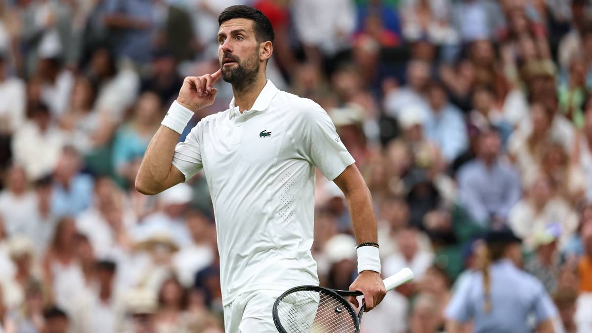 Novak Djokovic w akcji na korcie tenisowym podczas Wimbledonu 2026, z tłumem kibiców w tle.