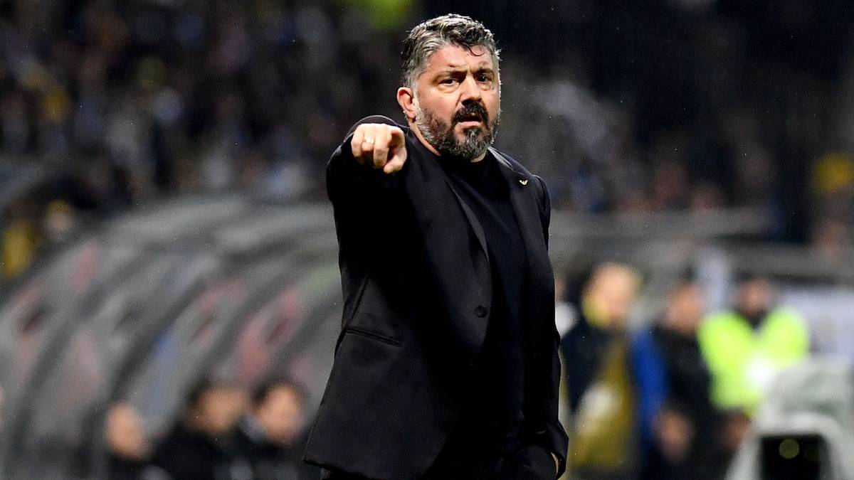 Gennaro Gattuso, trener reprezentacji Włoch, wskazuje palcem.