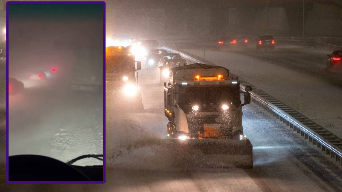 Samochody jadące w warunkach intensywnych opad&oacute;w śniegu i zawiei na drodze ekspresowej S7. Widoczne są pługopiaskarki usuwające śnieg z jezdni.