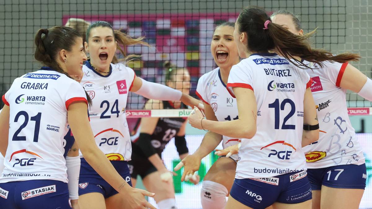 Siatkarki PGE Budowlanych Łódź świętujące zdobycie punktu na boisku.