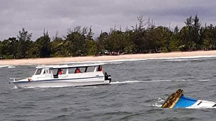 Madagaskar. Katastrofa statku, nie żyją 64 osoby. Rozbił się samolot ratunkowy