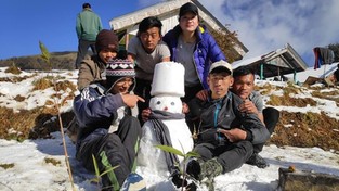 06.01.2020 08:00 W Indiach spadł pierwszy śnieg od 37 lat. Tak wyglądają ludzie, którzy widzą go pierwszy raz w życiu