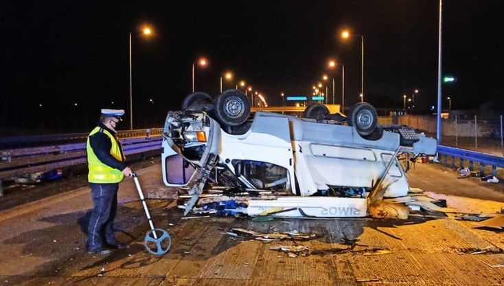 Kamper dachował. Nie żyje kobieta
