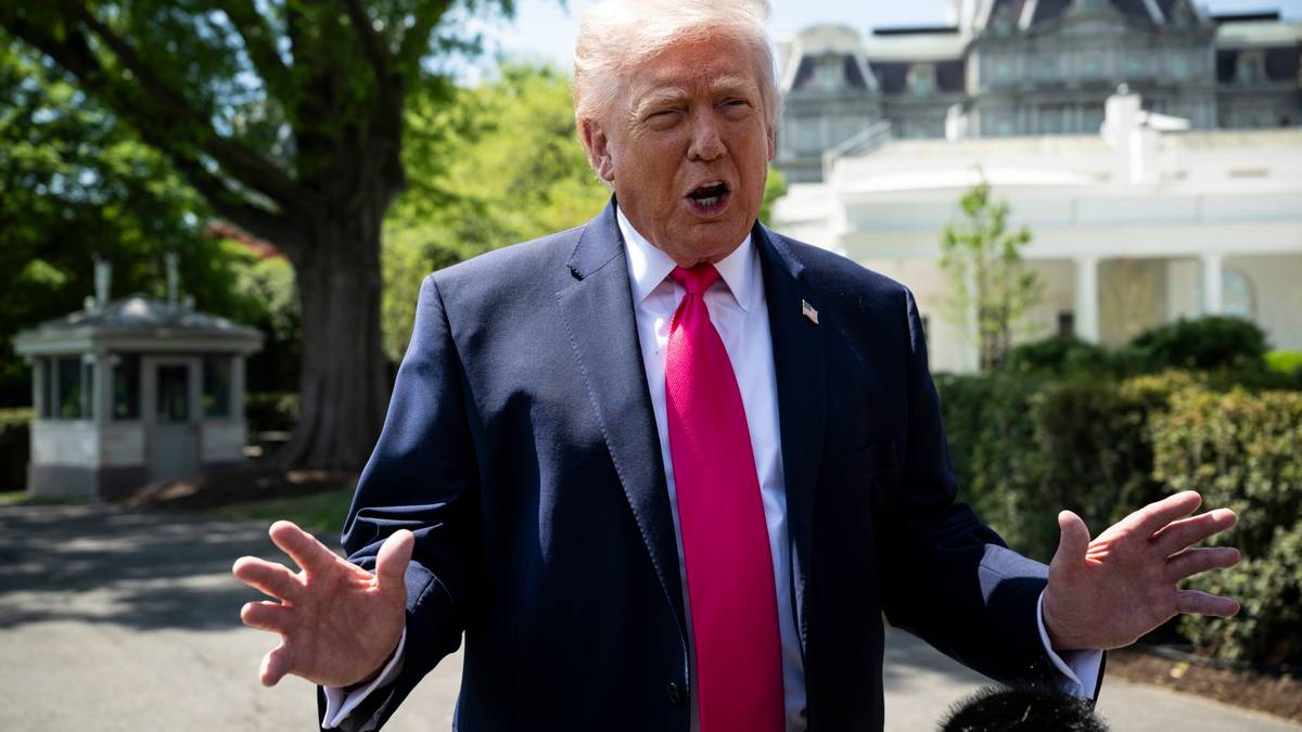 Donald Trump w garniturze z krawatem