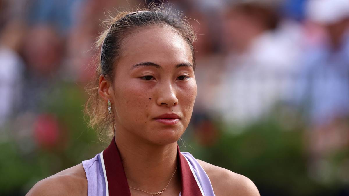 Portret tenisistki Qinwen Zheng, skupionej podczas meczu.