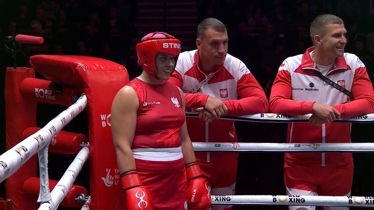 Trzy osoby w strojach bokserskich na tle ringu bokserskiego, z biało-czerwonymi akcentami.