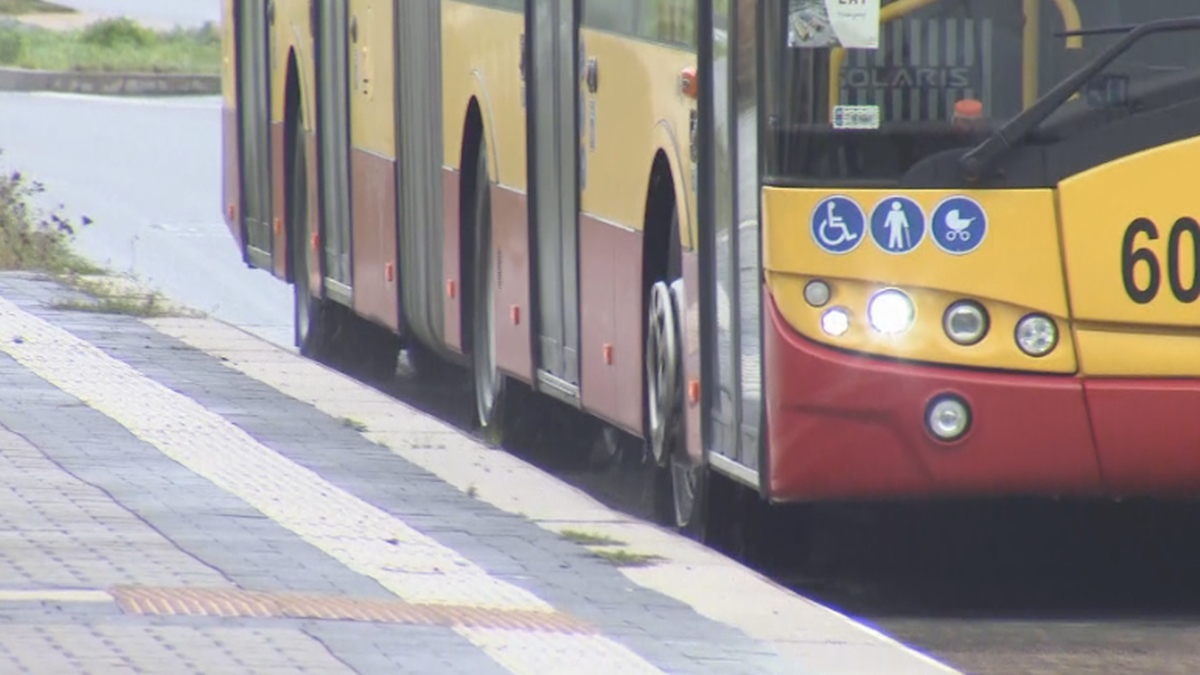 Wrocław: Trzy osoby wbiegły na jezdnię na czerwonym świetle. Potrącił je autobus MPK