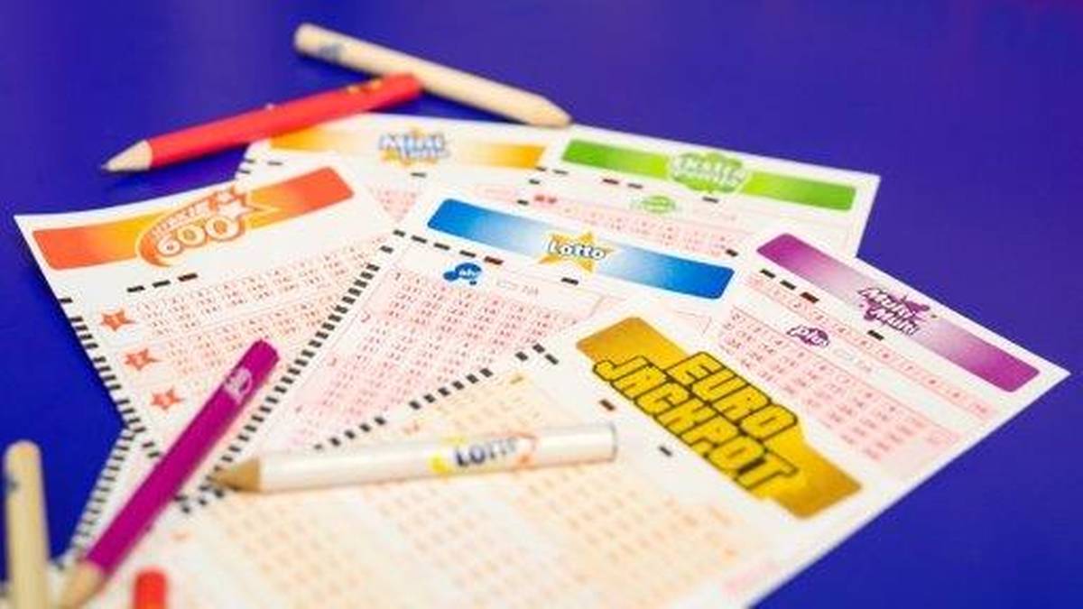 Kupony do gry Lotto, zdrapki i stojak informujący o kumulacji