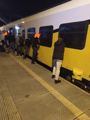 Pasażer uwiecznił próbę przepchnięcia pociągu w Janowicach Wielkich