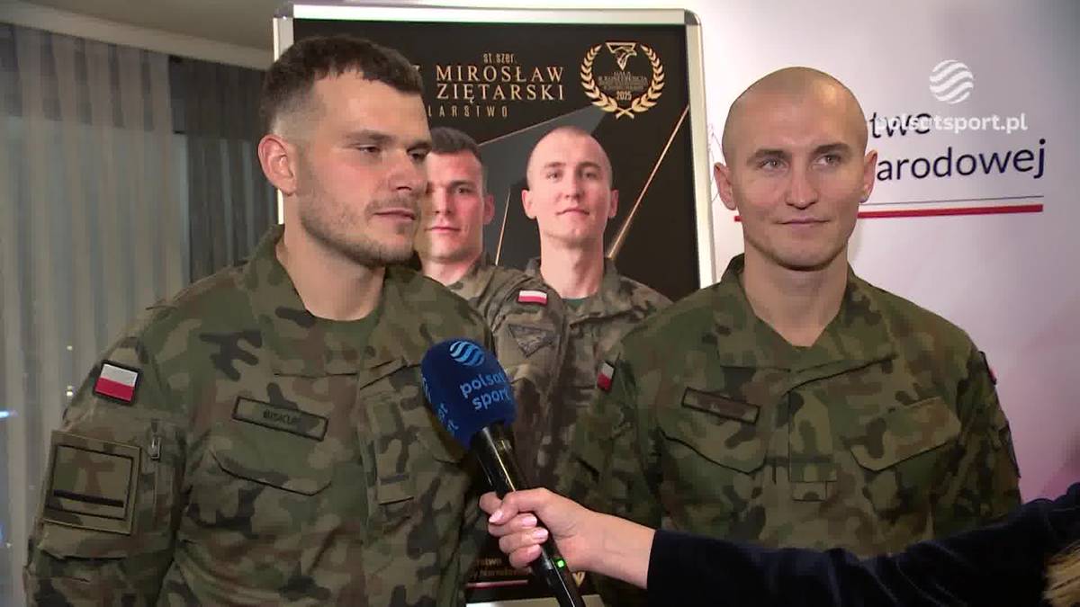 Dwóch mężczyzn w mundurach wojskowych, Mateusz Biskup i Mirosław Ziętarski, pozuje do zdjęcia.