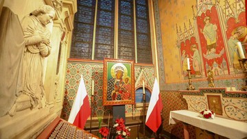 Kopia obrazu Matki Boskiej Częstochowskiej i relikwie Jana Pawła II uratowane z pożaru Notre Dame