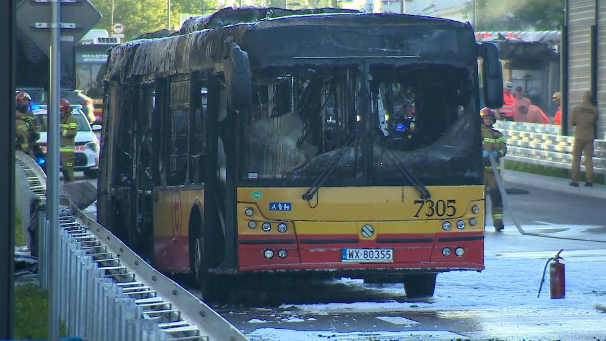 Pożar na warszawskiej Pradze-Południe. Miejski autobus w ogniu