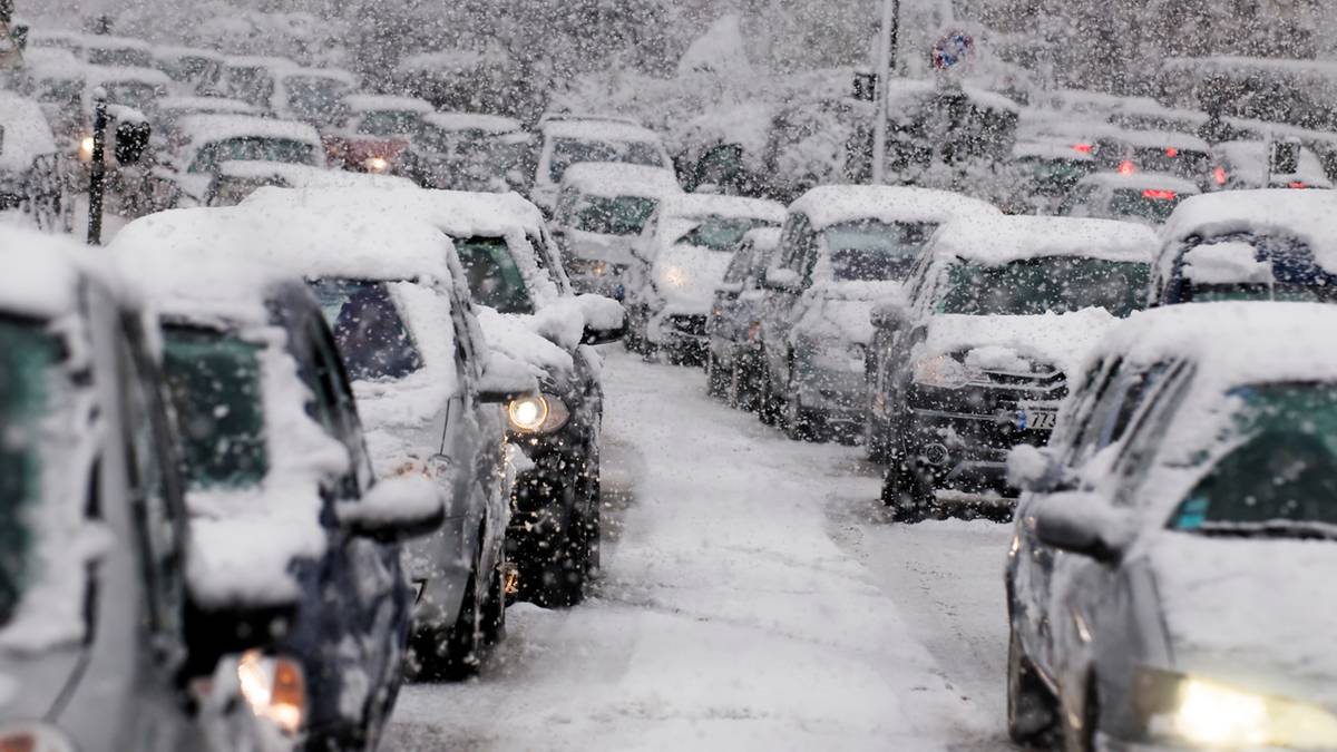 Policja sprawdzi nieodśnieżone auta. Kary mogą odbić się na kieszeniach kierowców