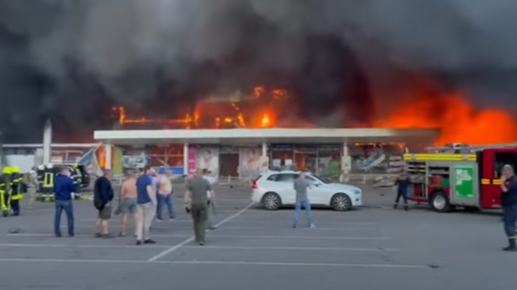 Ukraina, Krzemieńczuk. Ostrzelano centrum handlowe, w środku było ponad tysiąc osób