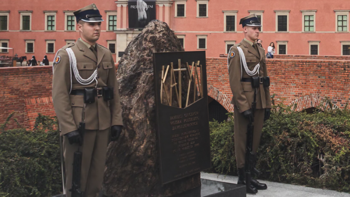 Warszawa. Kamień Pamięci Katynia wrócił na Stare Miasto. Pomnik został odrestaurowany