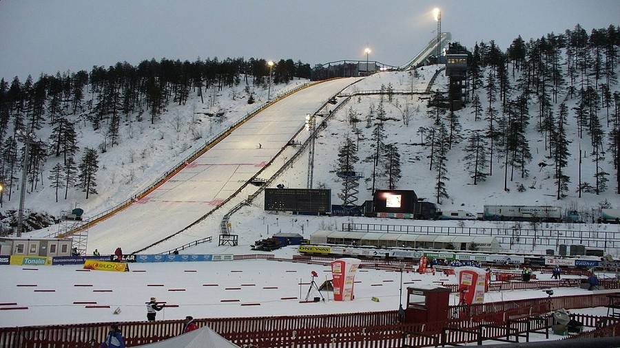 Skocznia narciarska w Kuusamo w Finlandii. Fot. Wikipedia / Nelinjo.