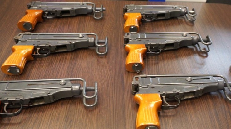 Przerabiali broń sygnałową na odpowiedniki AK-47. CBŚP rozbiło gang handlarzy bronią