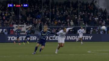 Dw&oacute;ch piłkarzy ściga się z piłką na boisku podczas meczu SC Telstar - Ajax Amsterdam.