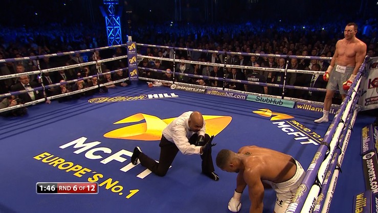 Joshua pierwszy raz w karierze wylądował na deskach! (WIDEO)