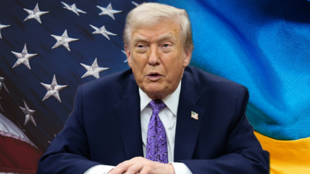 Donald Trump przemawia przed flagami USA i Ukrainy w Gabinecie Owalnym.