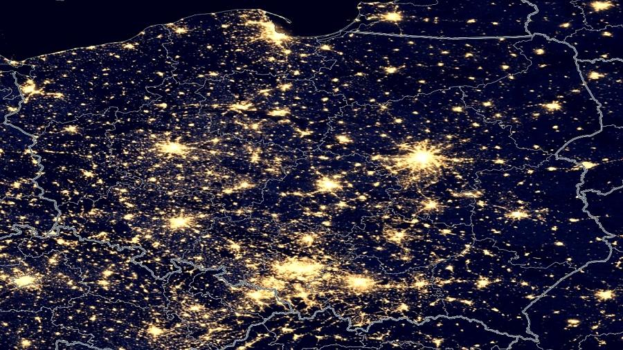 Nocne zdjęcie satelitarne Polski. Fot. NASA / Suomi NPP.