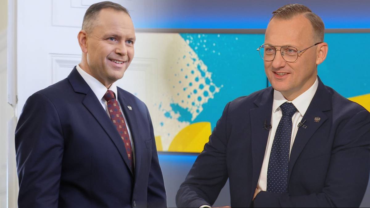 Dw&oacute;ch mężczyzn w garniturach w studio telewizyjnym.