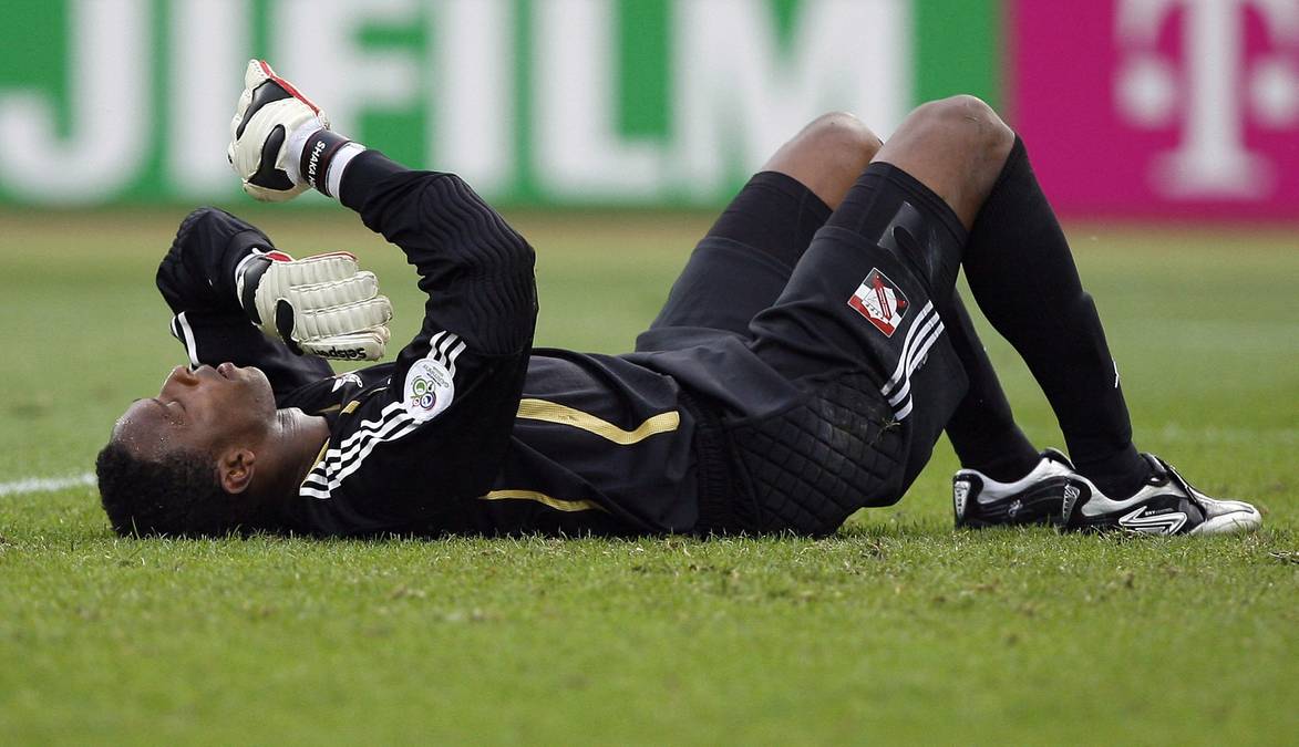 Shaka Hislop, były bramkarz, leżący na boisku piłkarskim.