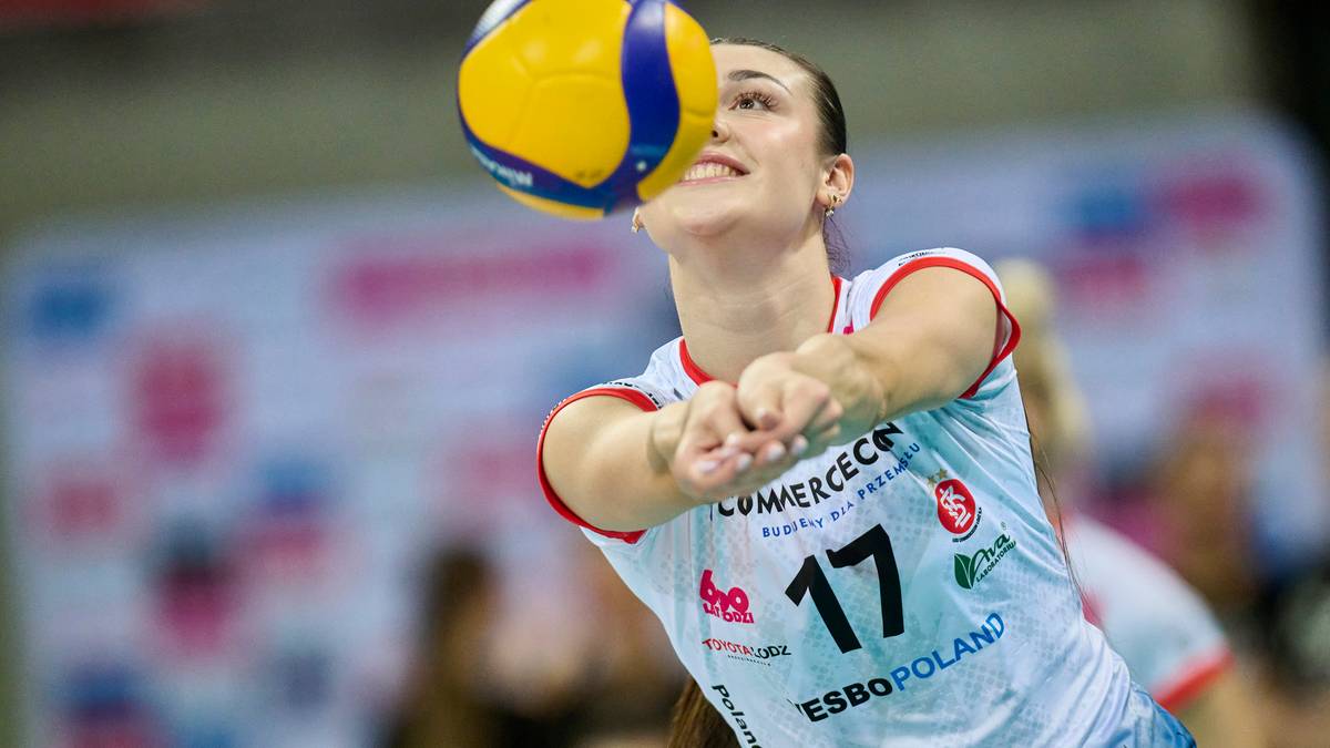 Młoda siatkarka w akcji, odbijająca piłkę rękami złożonymi w "falę". Jej oczy skierowane są na piłkę, a na koszulce widnieje numer 17.